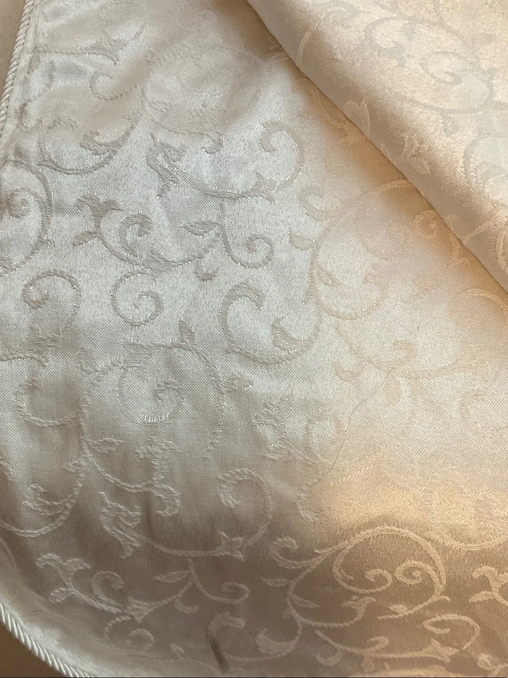 Elegant White Damask Tablecloth - Classic Jacquard Linen